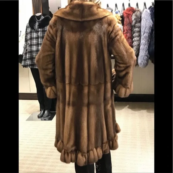 BEAUTIFUL BROWN MINK COAT! - Picture 3 of 16